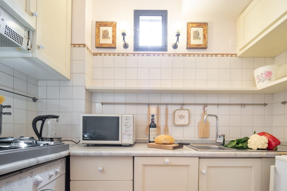 Comfort Apartment, 2 Bedrooms | Private kitchen | Fridge, microwave, oven, stovetop