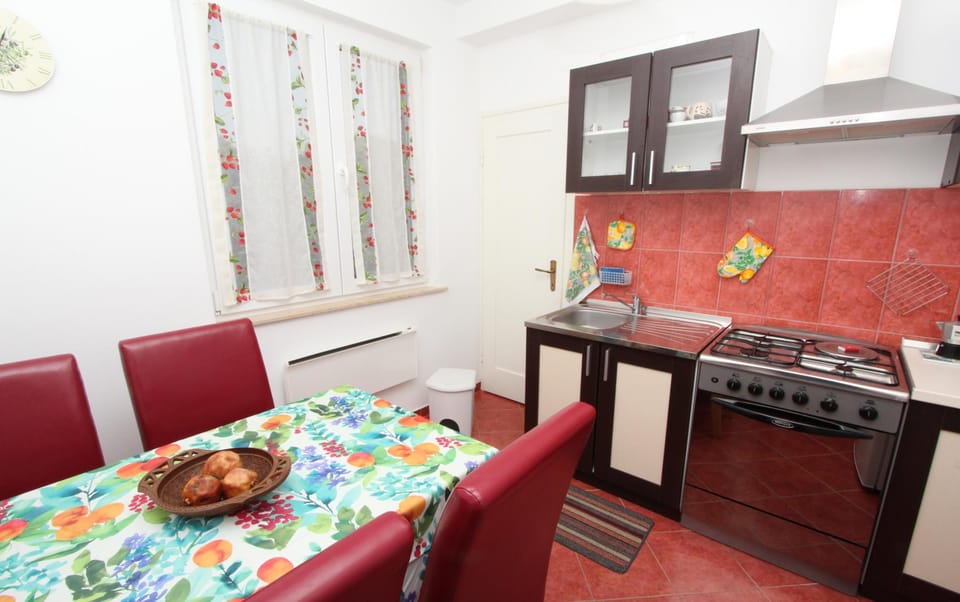 Apartment, 2 Bedrooms, Balcony | Private kitchen | Fridge, microwave, oven, stovetop