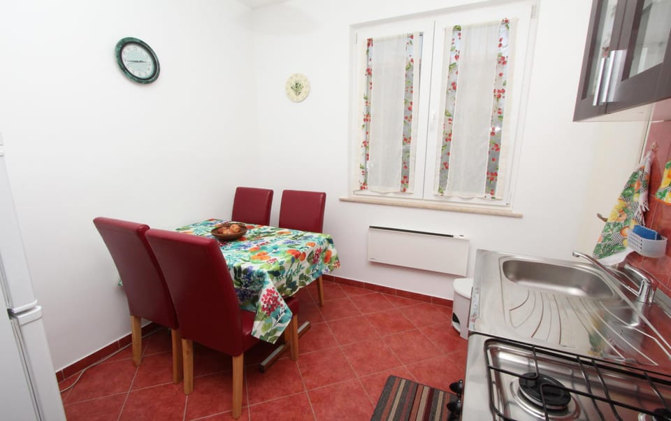 Apartment, 2 Bedrooms, Balcony | Private kitchen | Fridge, microwave, oven, stovetop