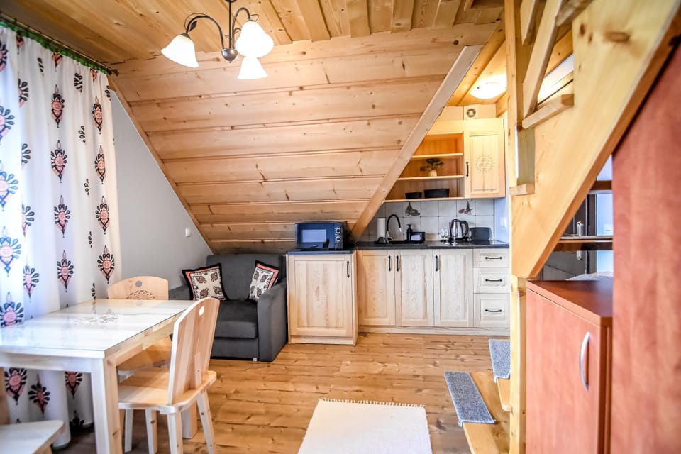 Deluxe Apartment (Split-level nr 9) | Blackout drapes, iron/ironing board, free WiFi, bed sheets