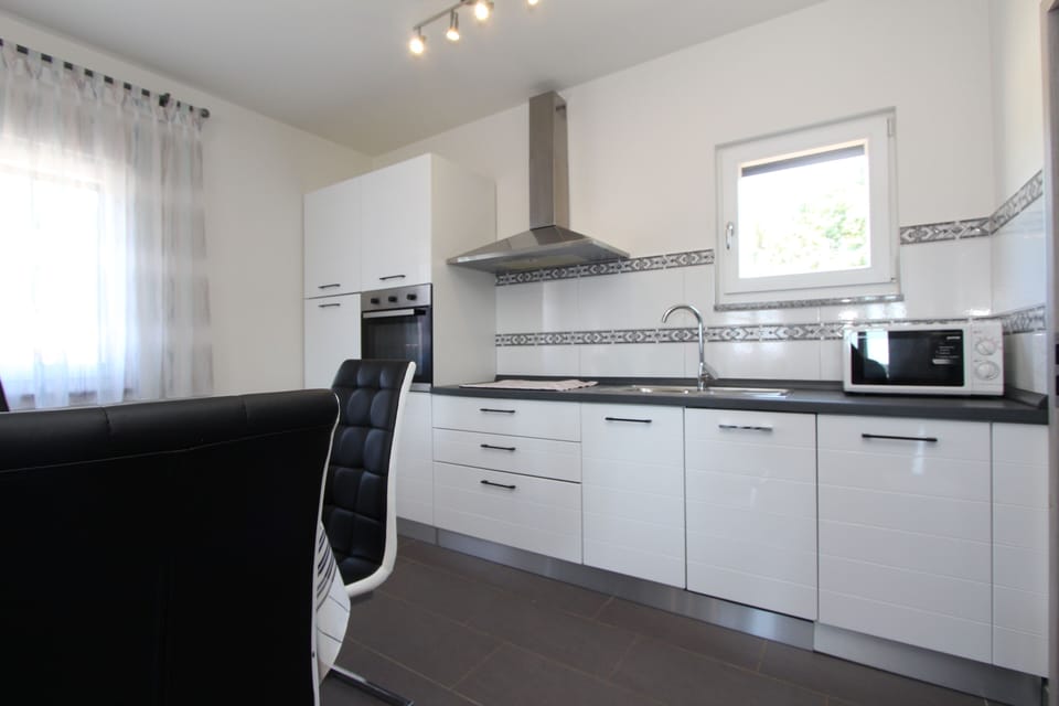 Apartment, 3 Bedrooms | Private kitchen | Full-size fridge, microwave, oven, stovetop