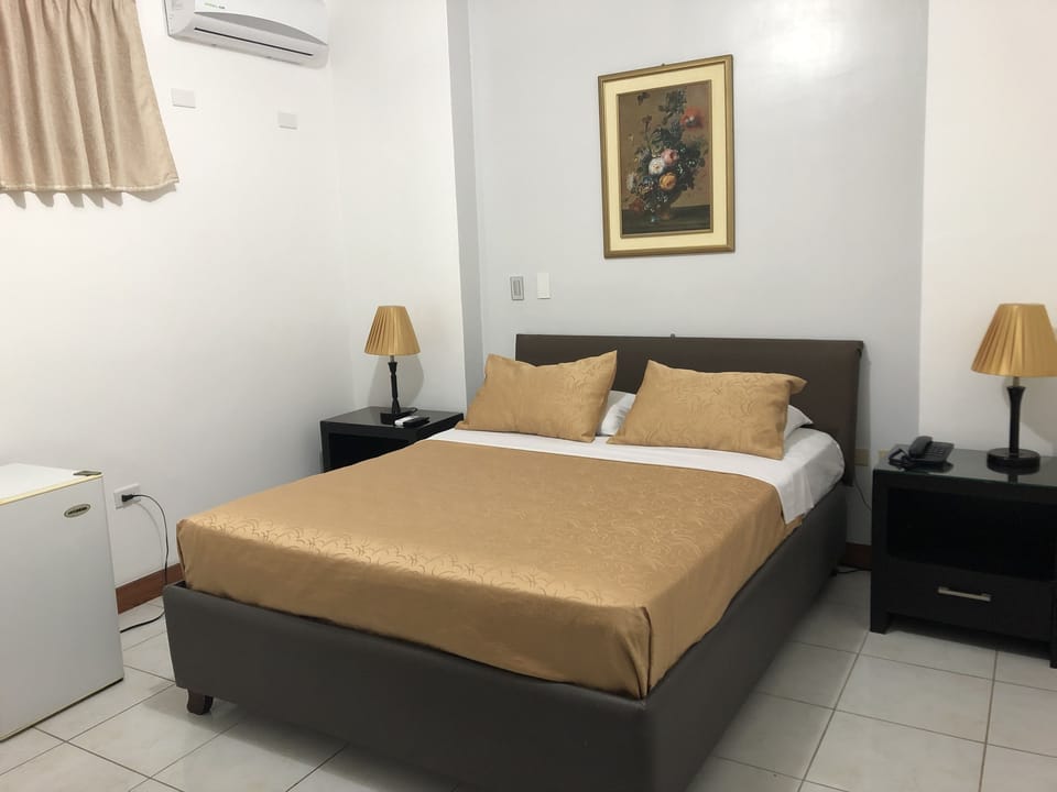Superior Double Room, 1 Queen Bed | Iron/ironing board (on request), WiFi (free), bed sheets