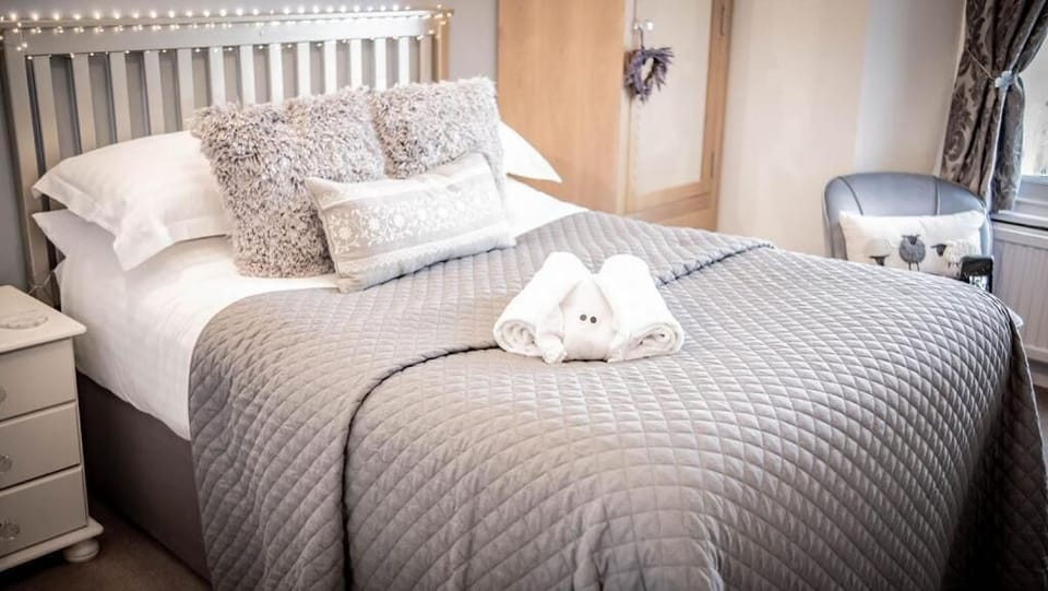 Double Room (En-suite) | Individually decorated, individually furnished, blackout drapes