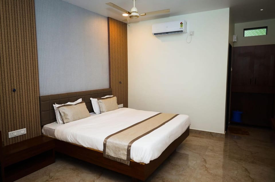 Luxury Room | Desk, laptop workspace, free WiFi, bed sheets