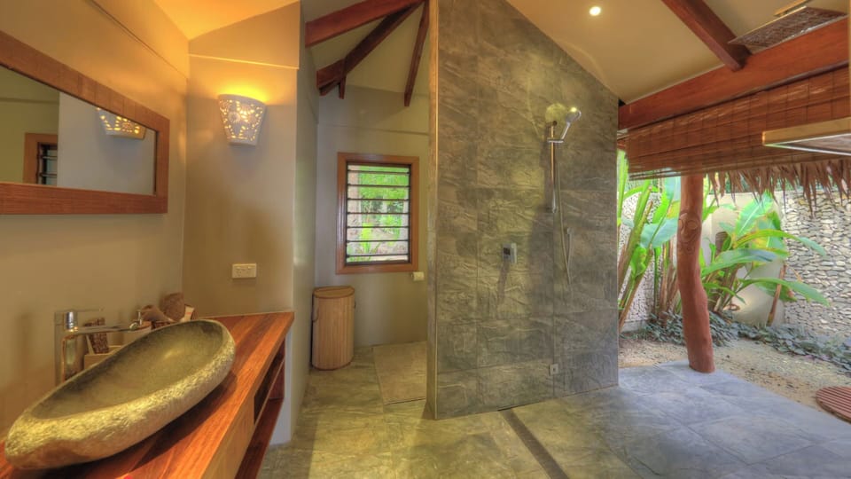 Deluxe  Honeymoon Pool Villa | Bathroom | Towels, soap, shampoo, toilet paper