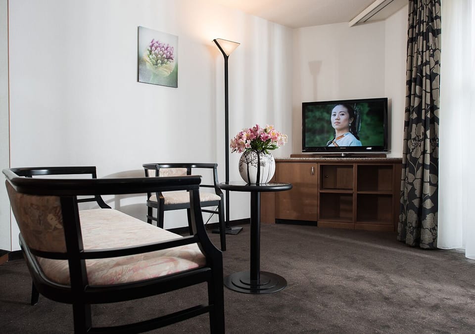 Executive Room | Living area | Flat-screen TV, heated floors