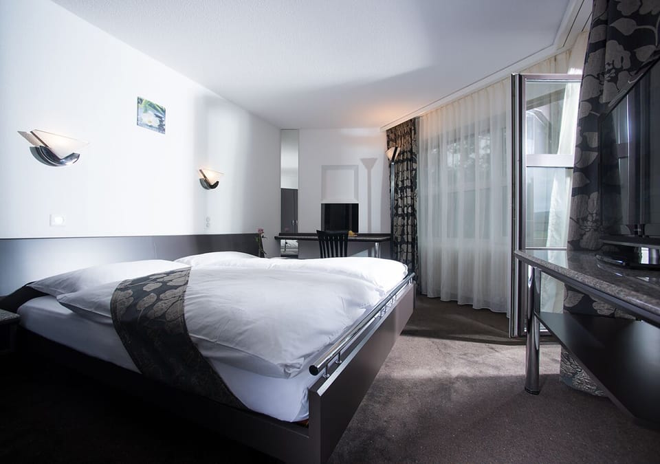 Executive Room | Down comforters, minibar, in-room safe, desk