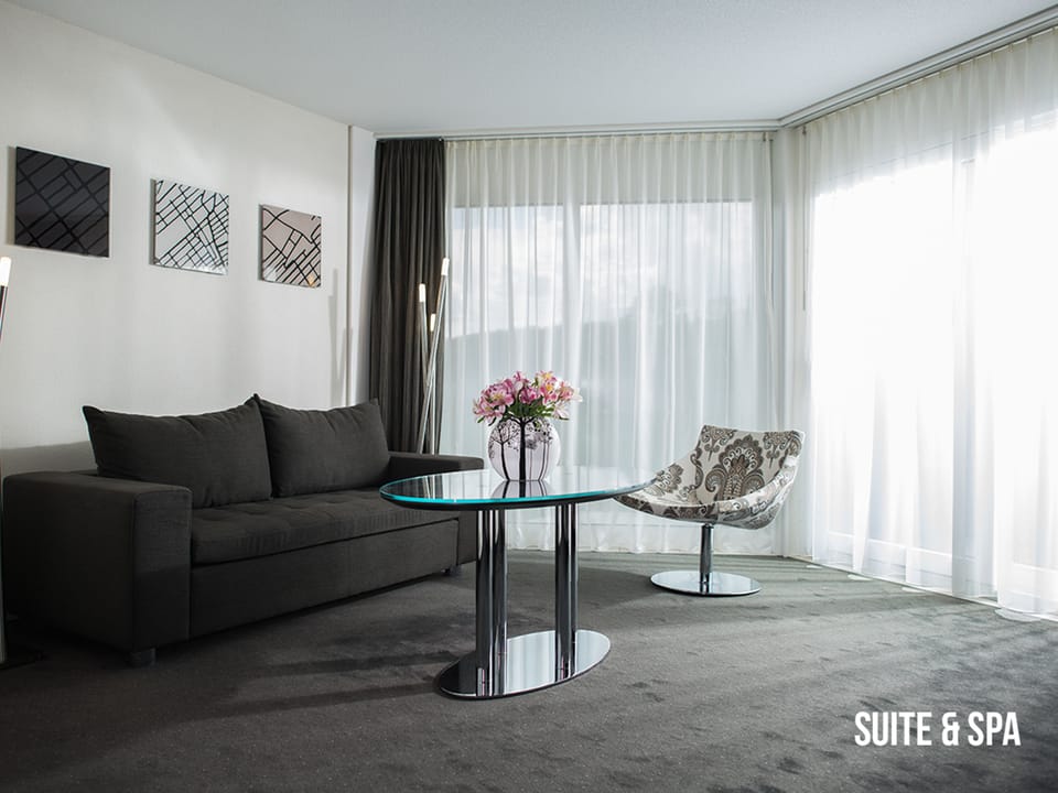 Suite (SPA) | Living room | Flat-screen TV, heated floors