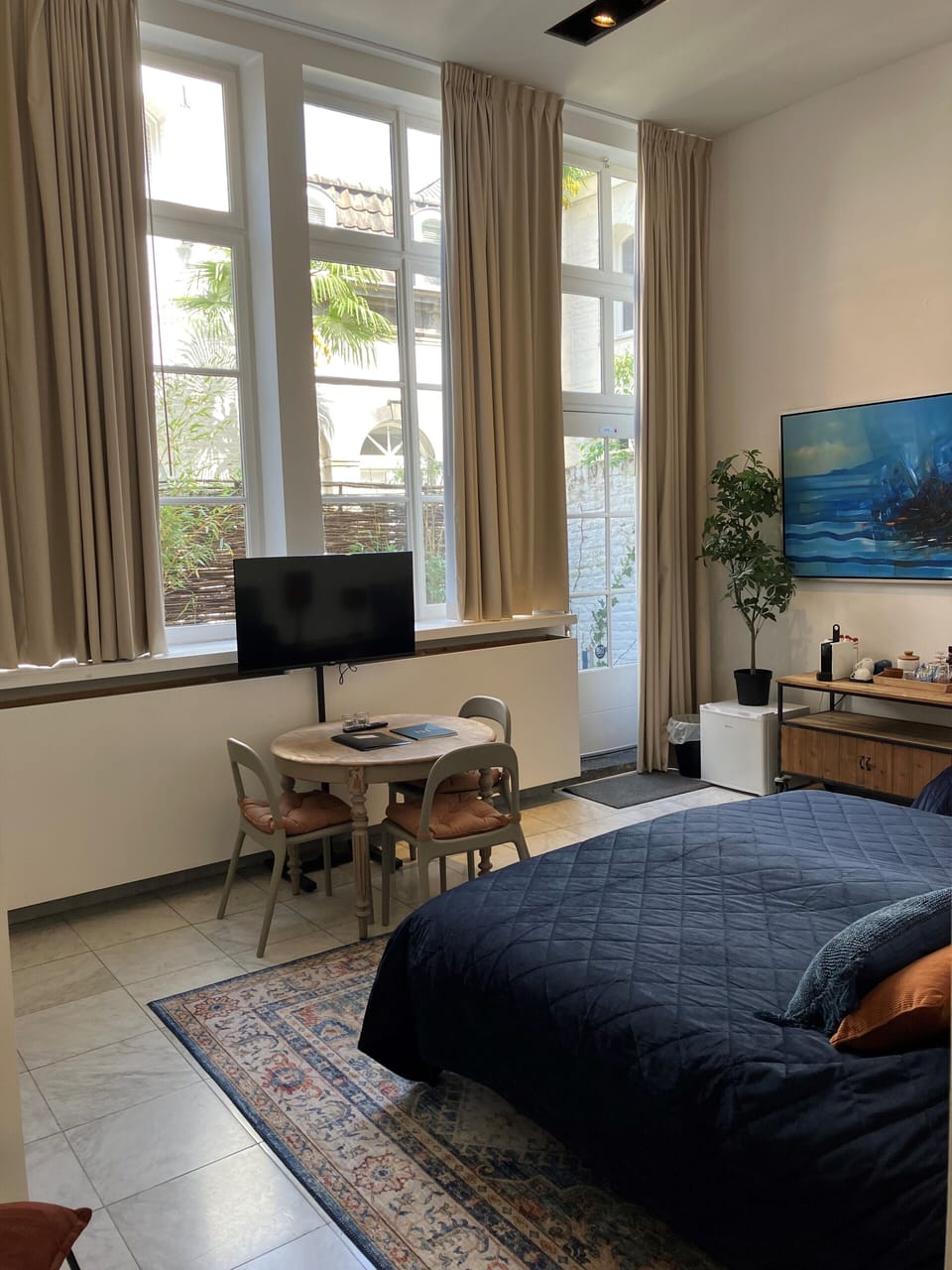 Junior Suite | Minibar, in-room safe, individually decorated, individually furnished