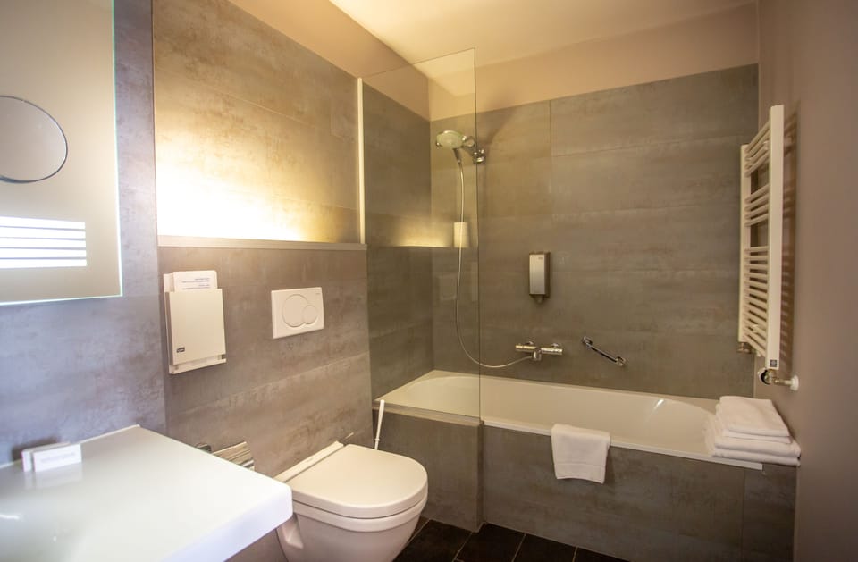 Combined shower/tub, free toiletries, hair dryer, towels