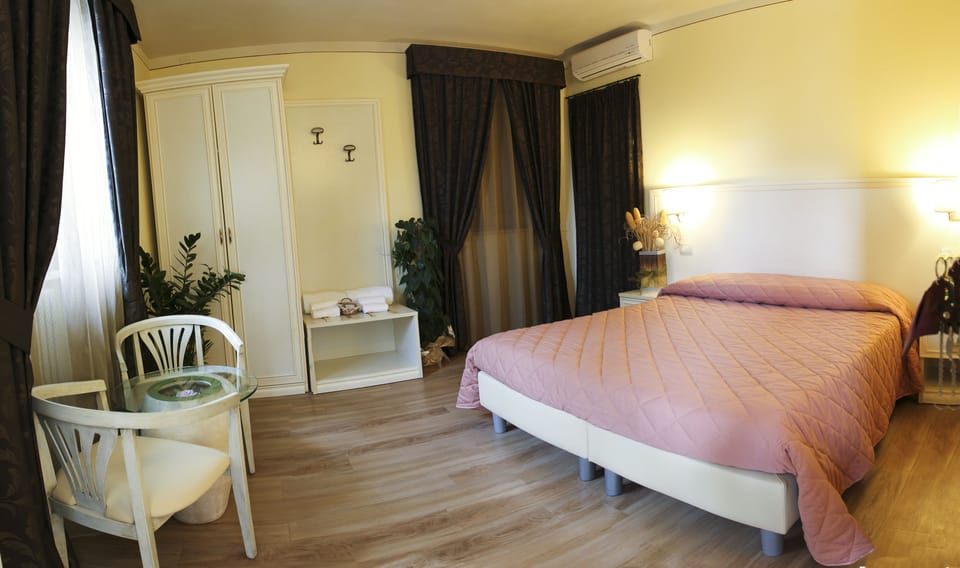 Standard Double or Twin Room, 1 Bedroom, Ensuite | Select Comfort beds, minibar, in-room safe, desk