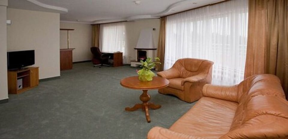 Deluxe Apartment, 1 King Bed, Non Smoking | Desk, blackout drapes, iron/ironing board, free WiFi