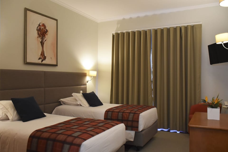 Desk, soundproofing, free WiFi, bed sheets
