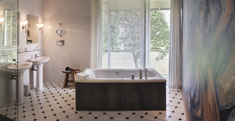 Panoramic Suite | Bathroom | Free toiletries, hair dryer, bathrobes, slippers