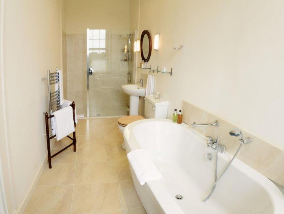 The New Room | Deep soaking bathtub