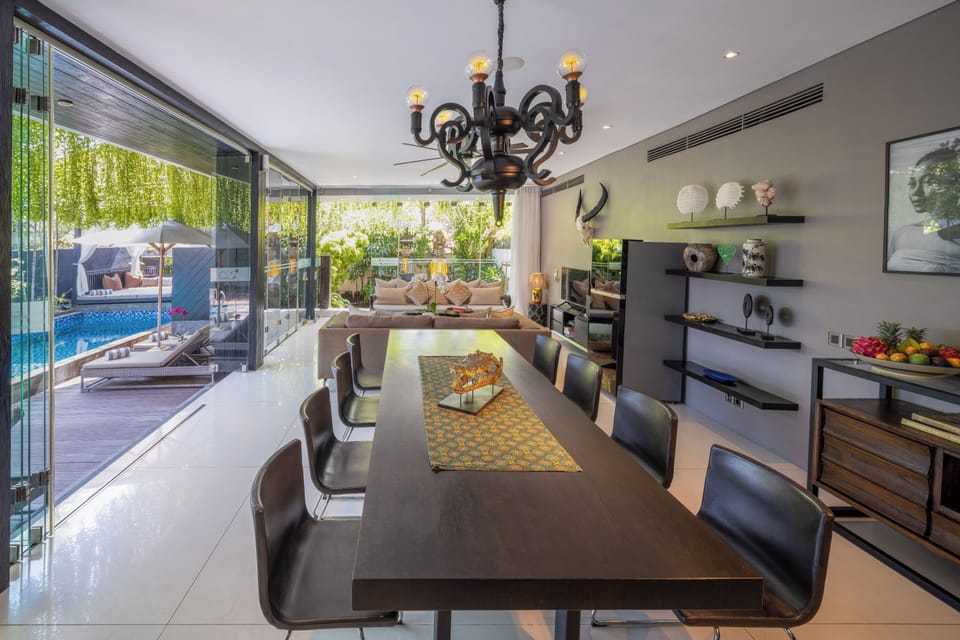 3BR Luxury Villa | 5 mins walk to Beach, Garden, Indoor Living | Dining room