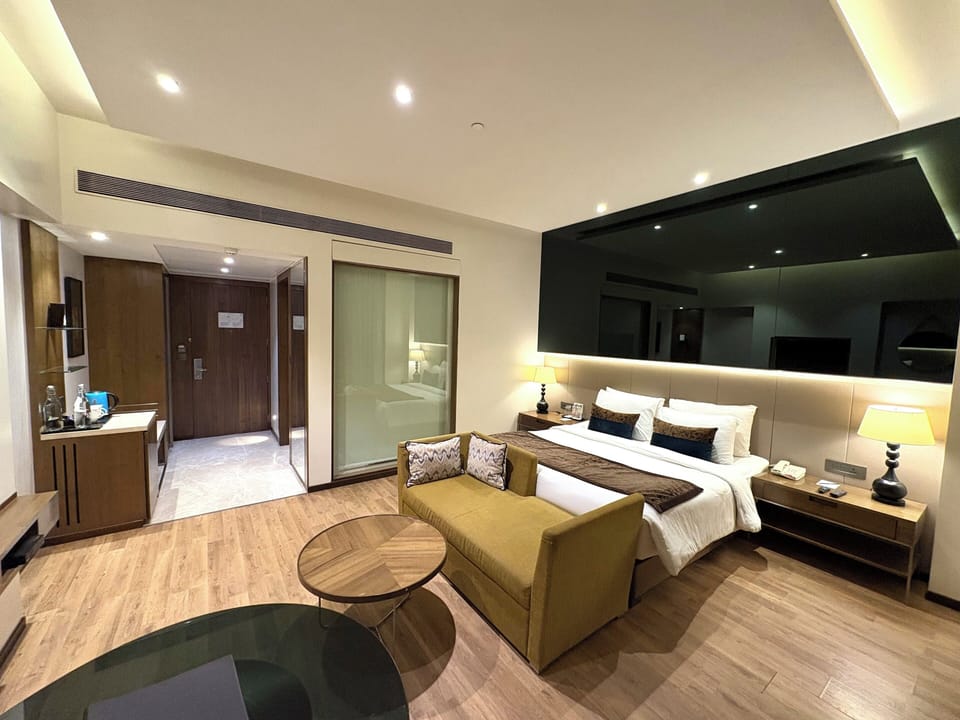 Club Double or Twin Room | Minibar, in-room safe, desk, laptop workspace