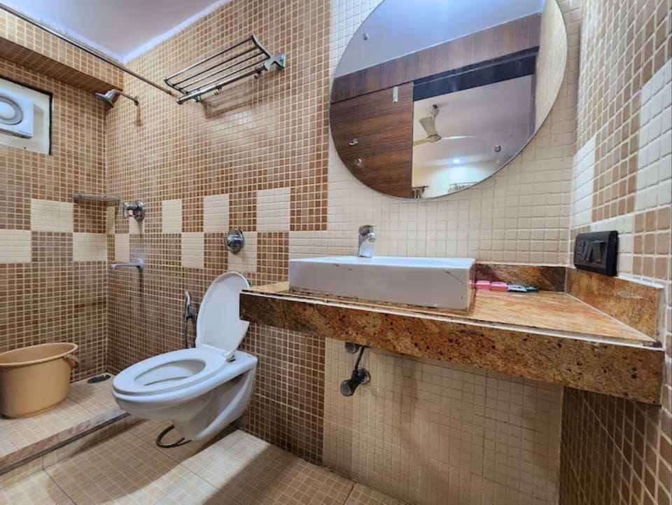 Deluxe Room | Bathroom | Shower, free toiletries, towels, soap