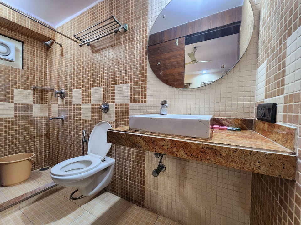 Shower, free toiletries, towels, soap