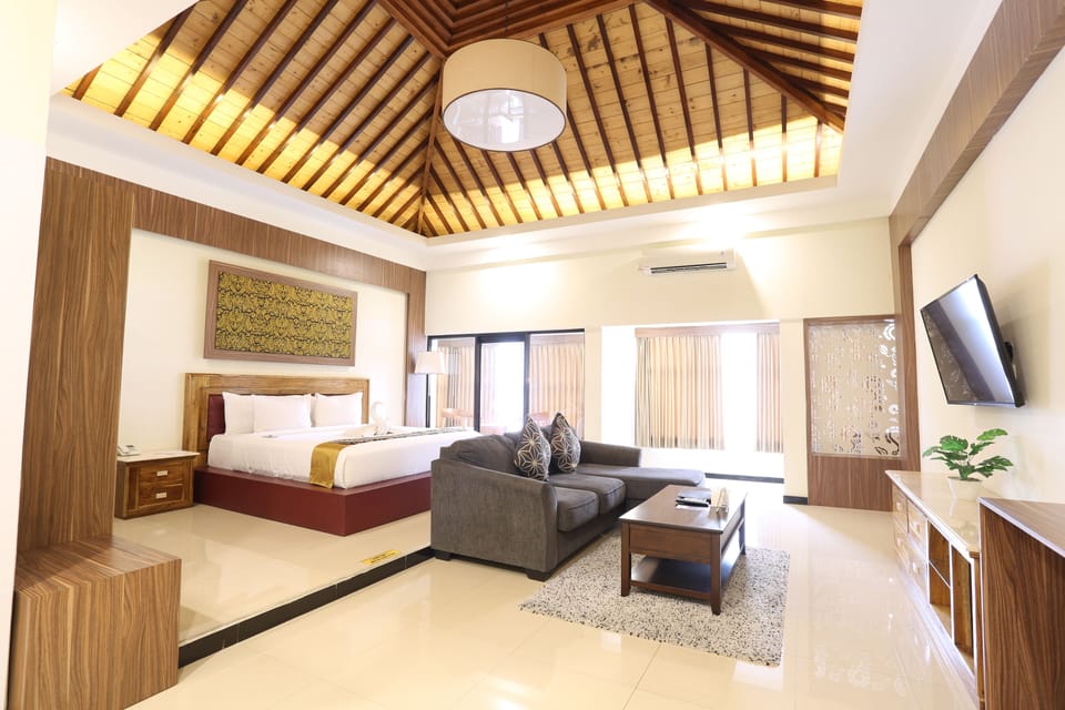 Royal Suite | In-room safe, desk, blackout drapes, iron/ironing board