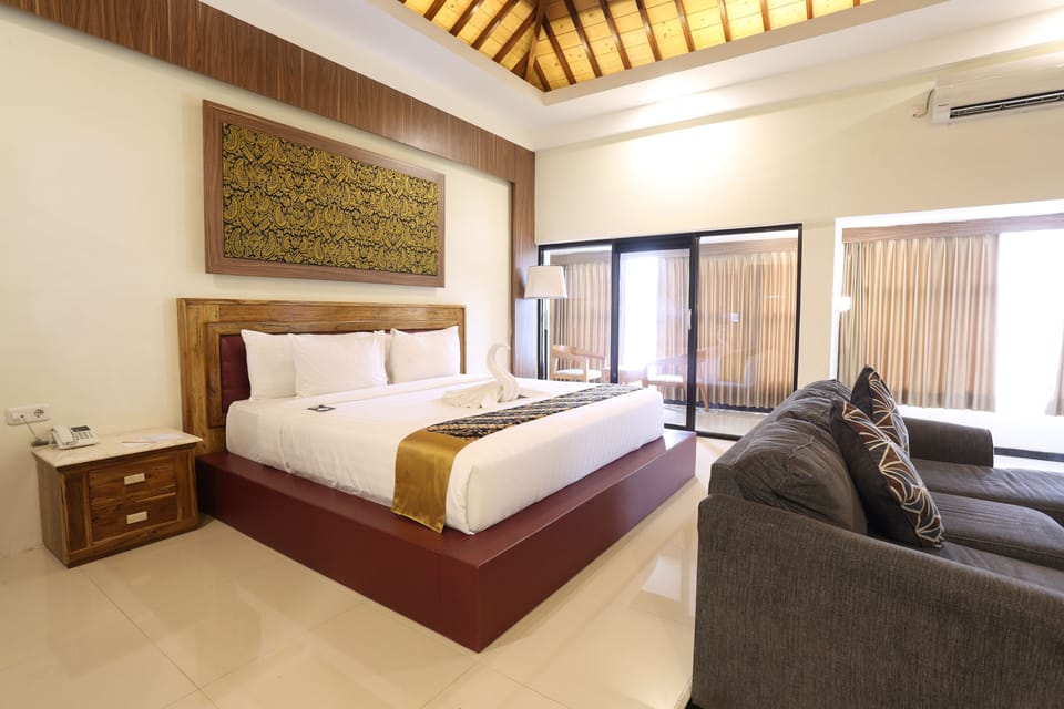 Royal Suite | In-room safe, desk, blackout drapes, iron/ironing board