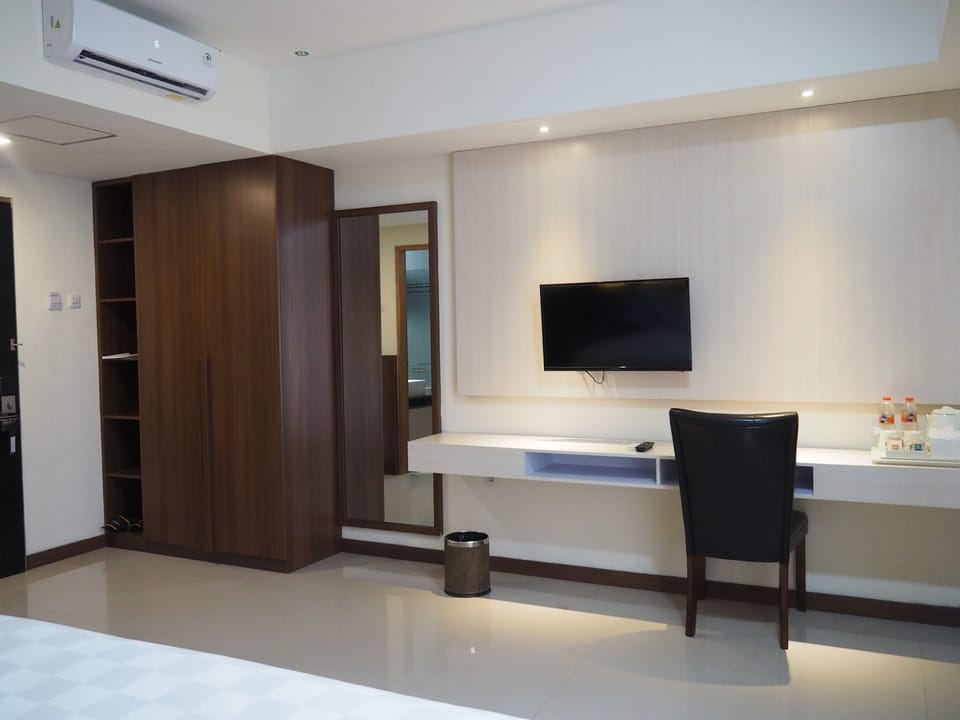 Executive Double Room | In-room safe, desk, blackout drapes, iron/ironing board