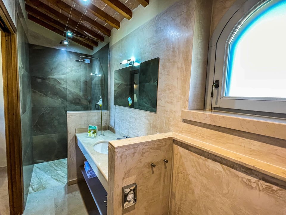 Junior Suite | Bathroom | Shower, free toiletries, hair dryer, bidet