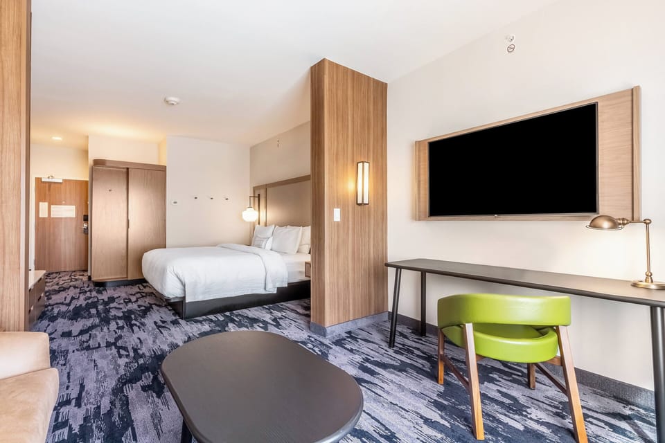 Desk, laptop workspace, iron/ironing board, free WiFi