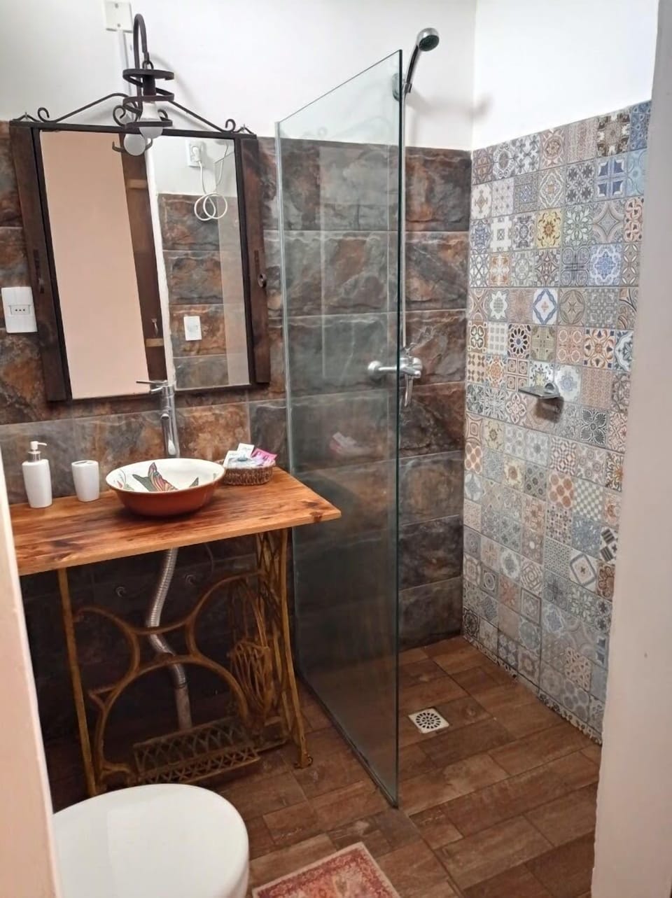 Shower, rainfall showerhead, free toiletries, hair dryer