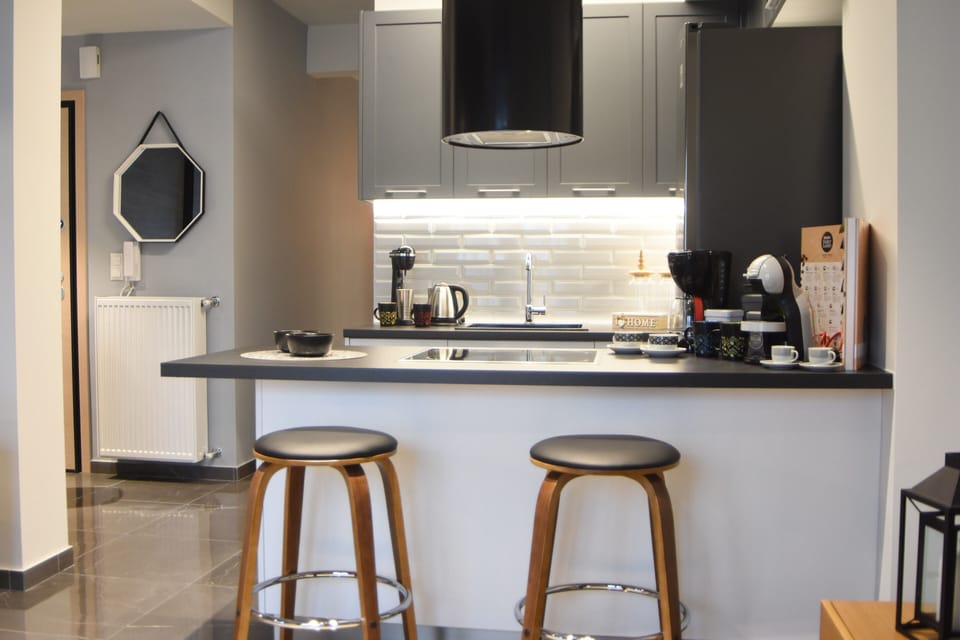 Luxury Apartment (Comely) | Private kitchen | Fridge, microwave, oven, stovetop