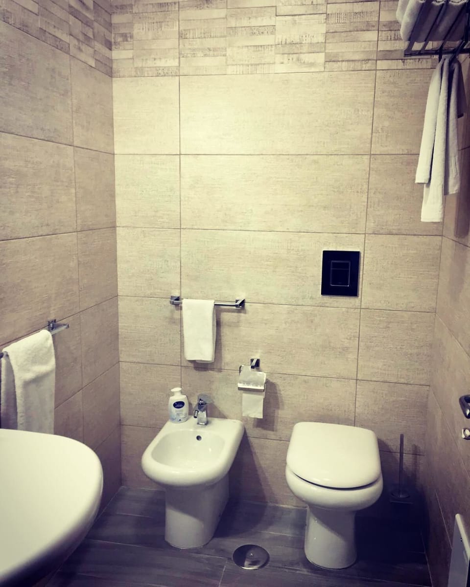 Executive Room, Private Bathroom, Mountainside | Bathroom | Shower, rainfall showerhead, free toiletries, hair dryer