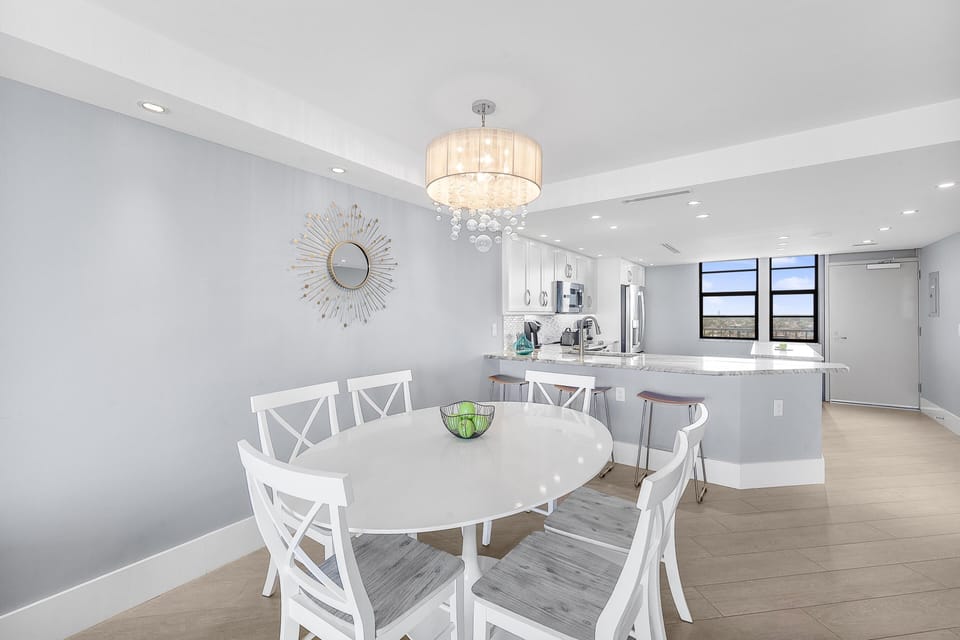 Condo, 1 King Bed with Sofa bed (Elegant beachfront condo in private c) | Dining