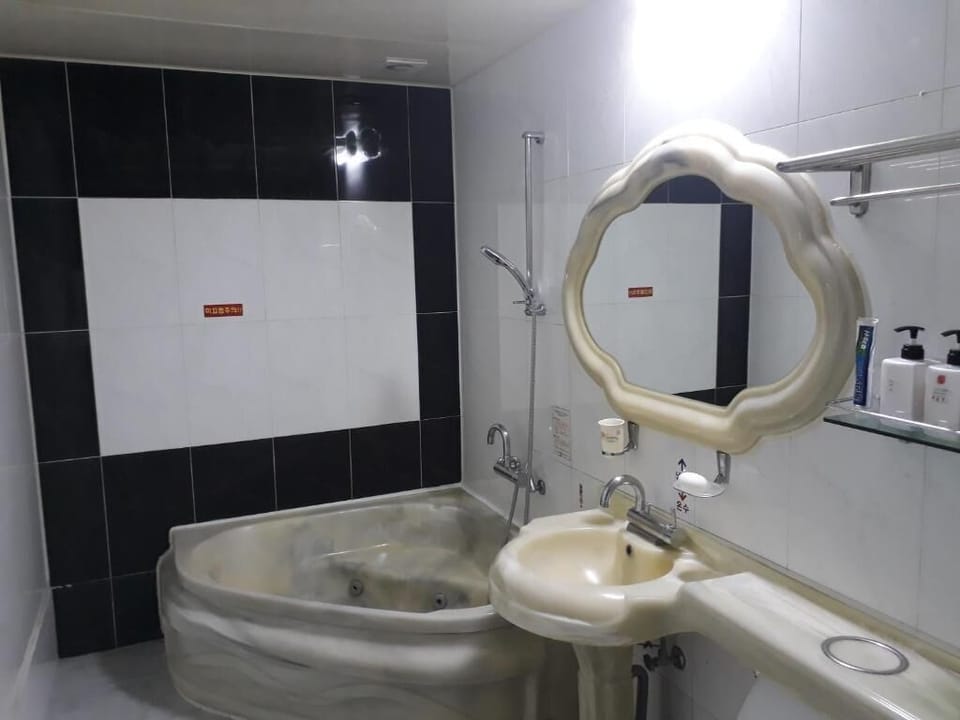 Combined shower/tub, deep soaking tub, free toiletries, bathrobes