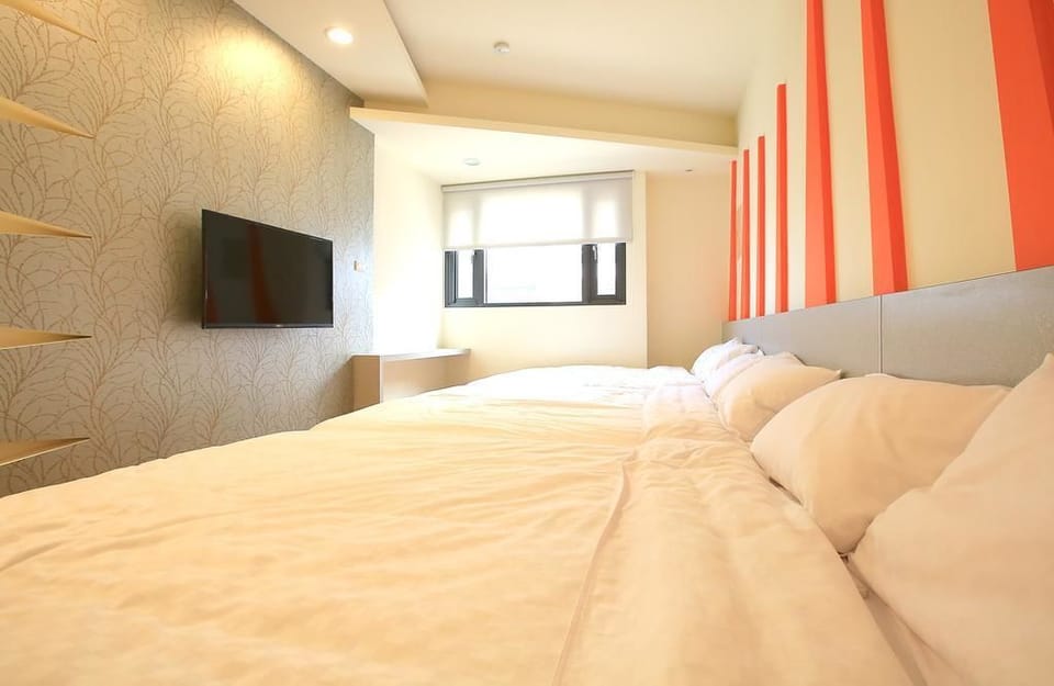 Deluxe Family Room | Individually decorated, individually furnished, desk, soundproofing