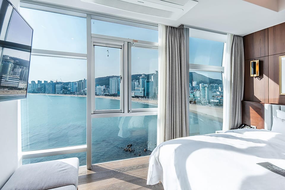 Royal Suite Room -Breakfast Included,Unlimted Starbucks Coffee Bean,OTT Available,15PM CI / 13PM CO | Premium bedding, down comforters, in-room safe, desk