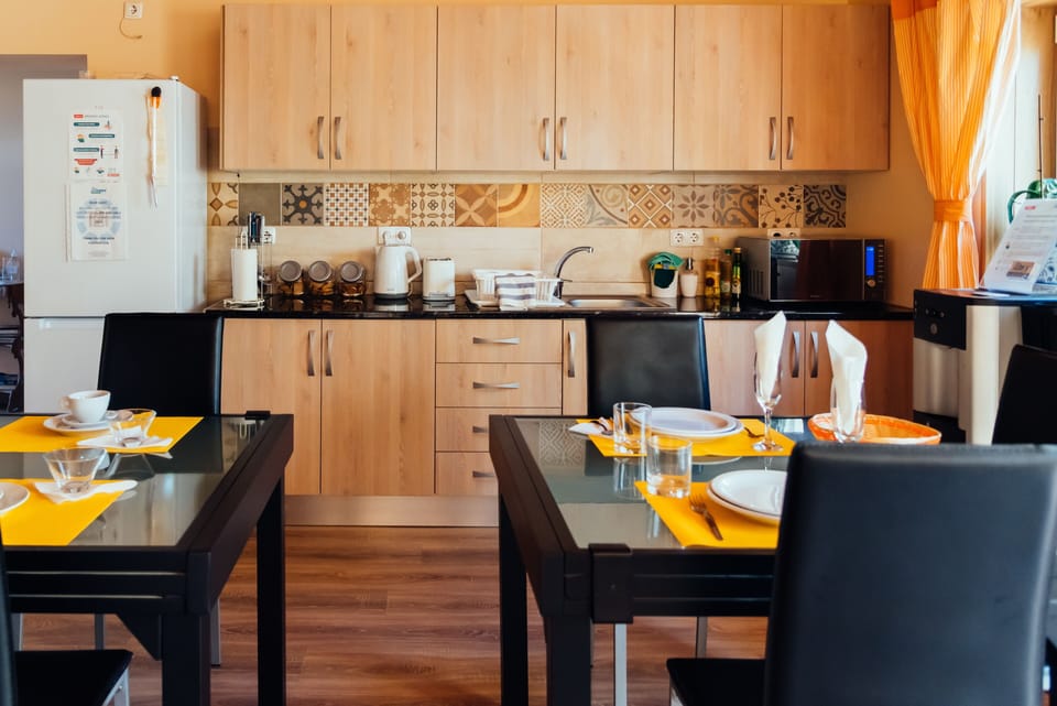 Standard Twin Room | Shared kitchen | Full-size fridge, microwave, stovetop, griddle