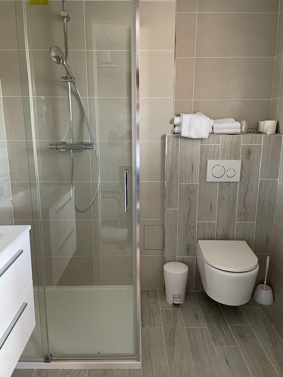 Twin Room, Balcony | Bathroom | Shower, free toiletries, hair dryer, towels