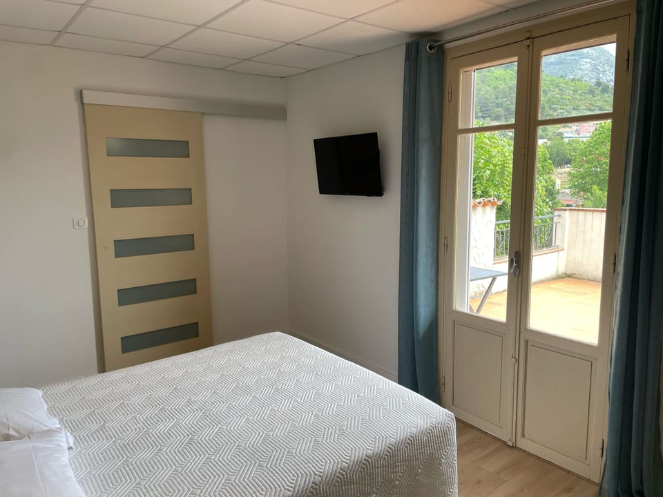 Double Room, Balcony | Desk, laptop workspace, WiFi (free), bed sheets