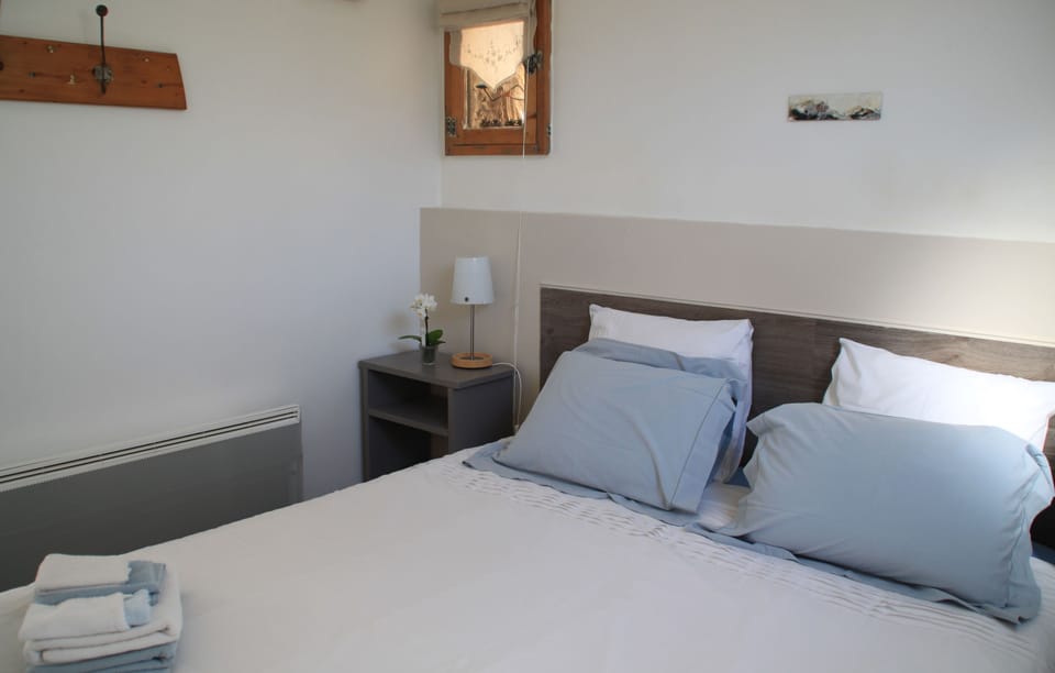Double Room | Desk, soundproofing, iron/ironing board, free cribs/infant beds