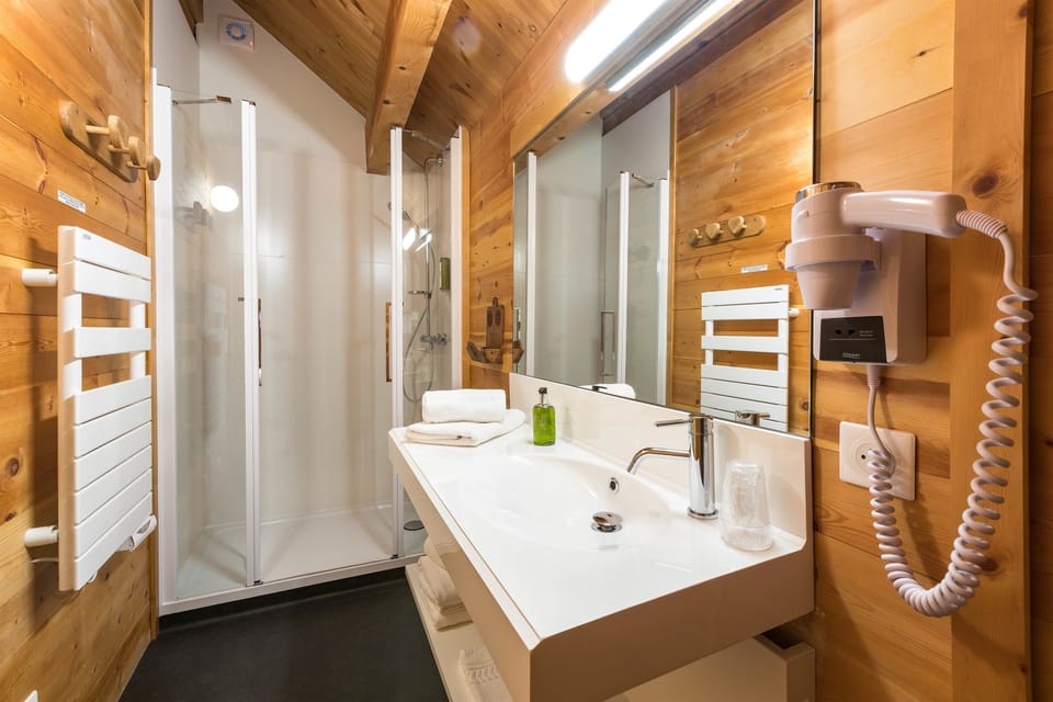 Triple Room | Bathroom | Shower, rainfall showerhead, designer toiletries, hair dryer