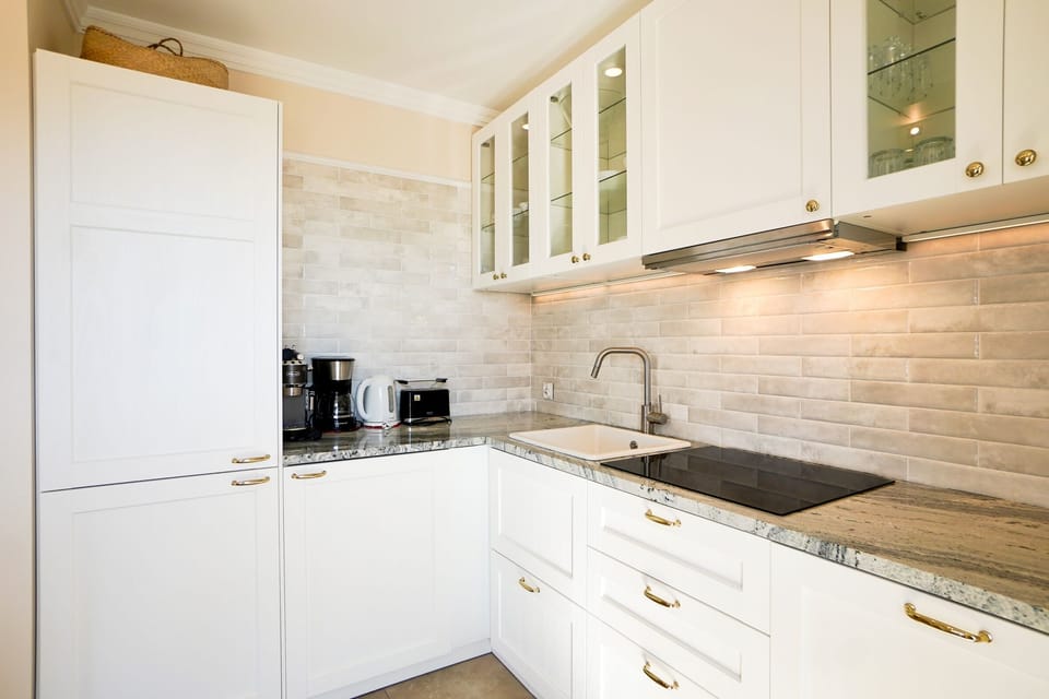 Deluxe Apartment, Multiple Beds, Partial Sea View | Private kitchenette | Fridge, microwave, oven, stovetop