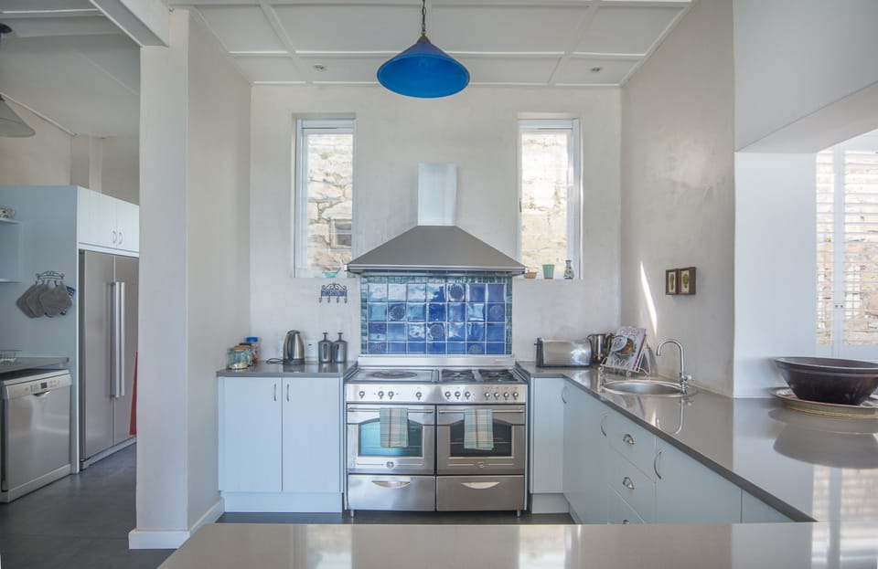 Full-size fridge, microwave, oven, stovetop