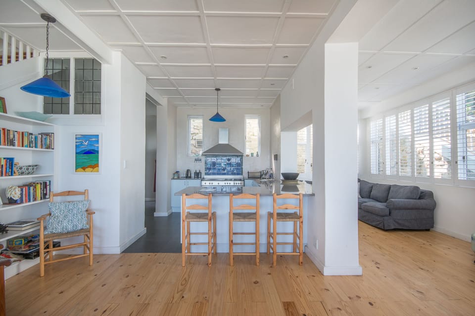 Full-size fridge, microwave, oven, stovetop