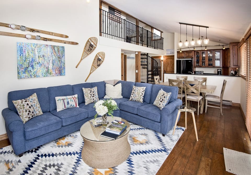 Condo, 3 Bedrooms | Living room | Smart TV