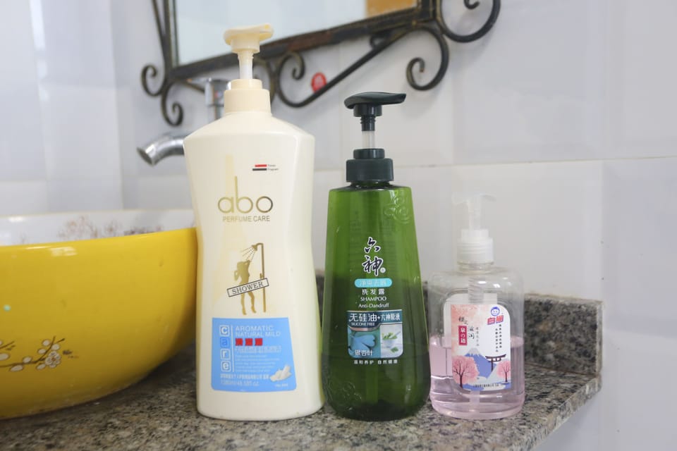 Shower, rainfall showerhead, free toiletries, hair dryer