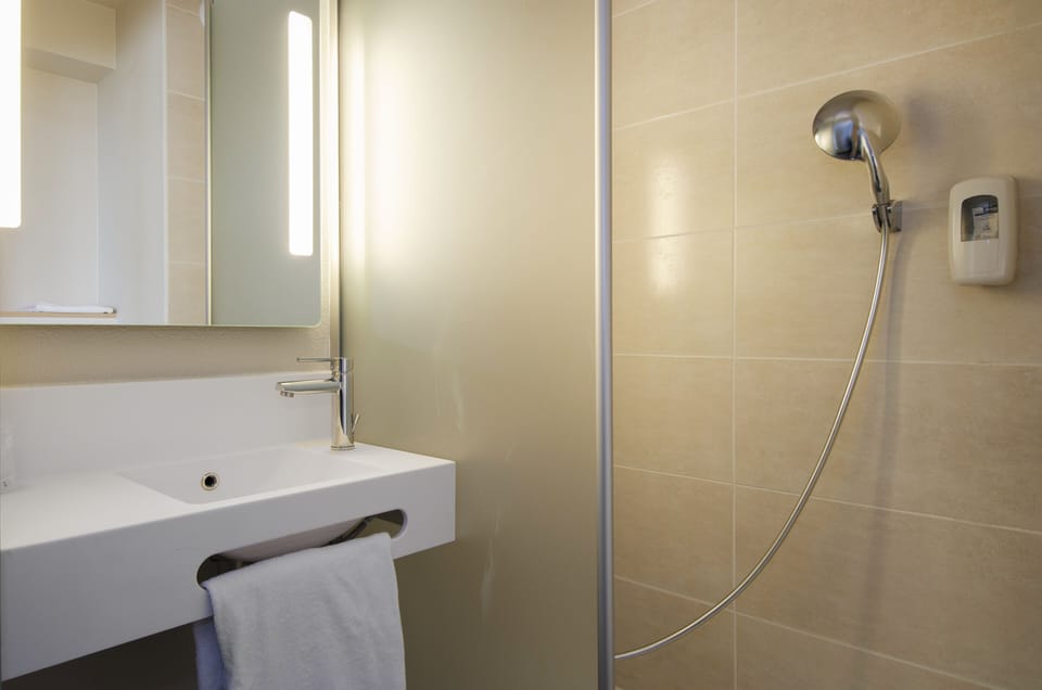 Standard Twin Room, Non Smoking | Bathroom | Shower, towels