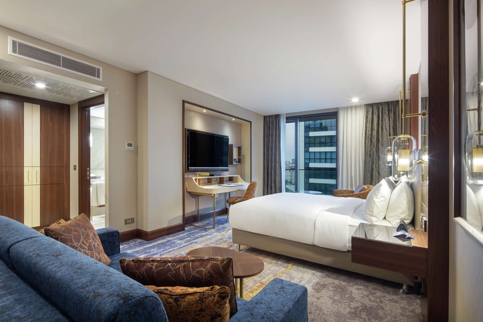 Deluxe Room, 1 King Bed | Minibar, in-room safe, desk, blackout drapes