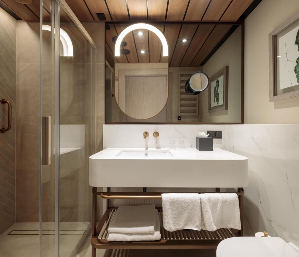 Superior Room, 1 King Bed (Side View) | Bathroom shower