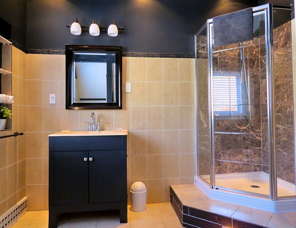 Thomas | Bathroom shower