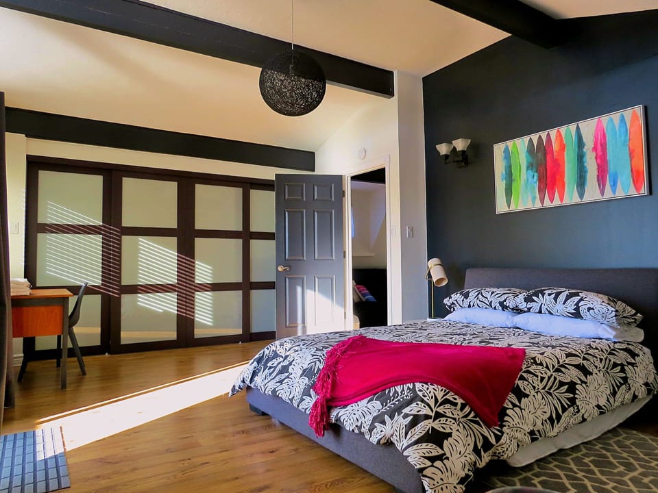 Thomas | Individually decorated, individually furnished, free WiFi, bed sheets